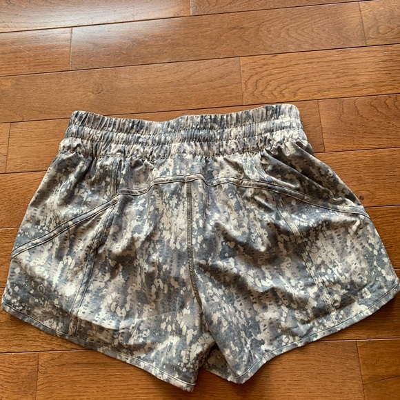 LULULEMON TRACKER SHORT-GRITSTONE WHITE OPAL MULTI - Picture 6 of 10